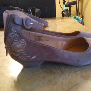 NEW! Womens taupe suede very short heel size 11 shoes